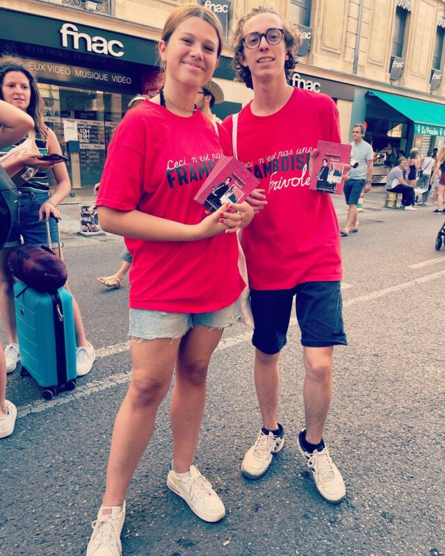 On vous présente notre équipe de flyering : @lenissa_rd et @charlo.444 !
Leur travail quotidien dans la joie et la bonne humeur est primordial pour nous sur le Festival Off d’Avignon 🔥 Un grand merci à eux
#FramboiseFrivole #FacteurCheval