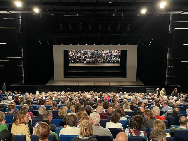 En voilà une salle bien remplie pour le spectacle ART à la La Sucrerie Wavre!
Venez assister à cette dispute légendaire encore demain (samedi 19 novembre) à La Sucrerie de Wavre ou sur nos dates de tournées en cliquant sur le lien suivant: https://www.panachediffusion.com/art/